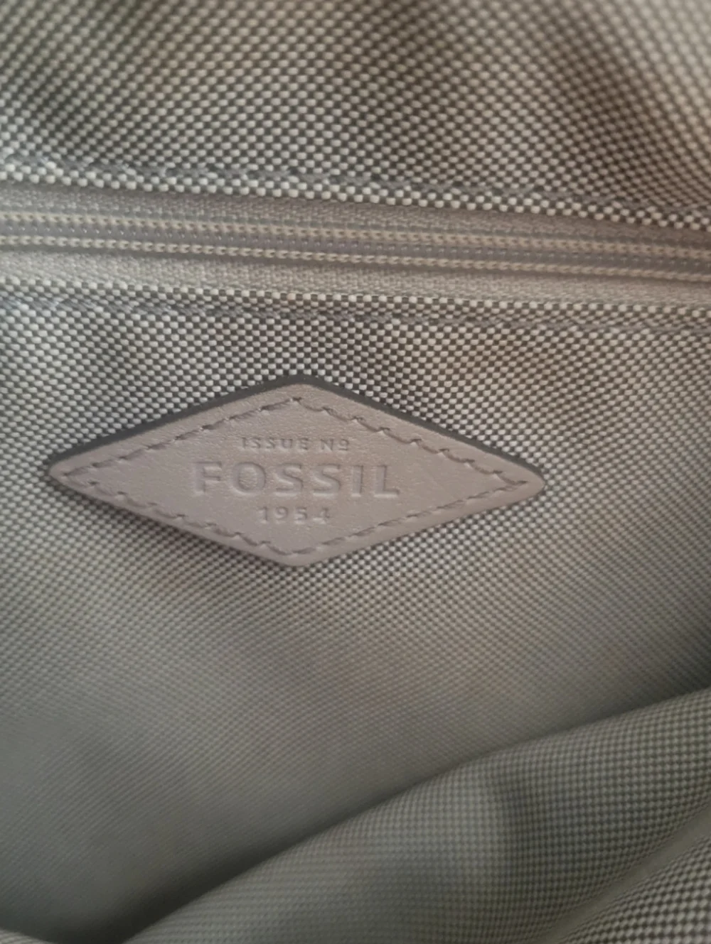 Fossil Leather Shoulder Bag Light Gray/Gold Hardware U-Shape Clasp Charm, NWOT - Picture 11 of 15